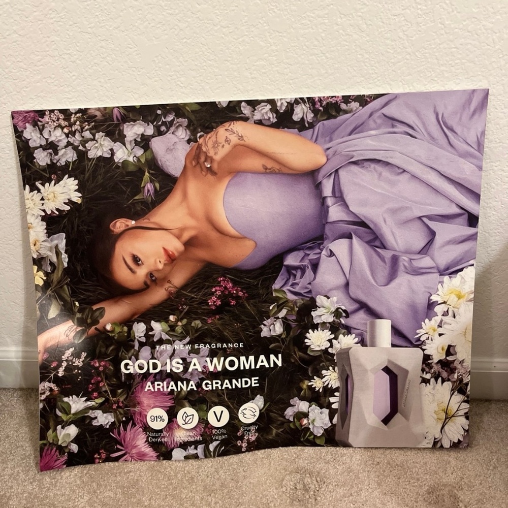 GIAW Ariana Grande Perfume Display